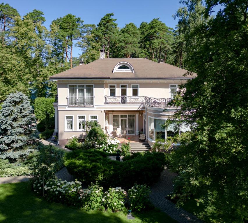 una vista aérea de una casa con árboles en Villa Helena, en Jūrmala