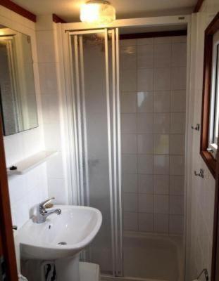 Koupelna v ubytování Strandnahes Chalet Mit Überdachter Veranda