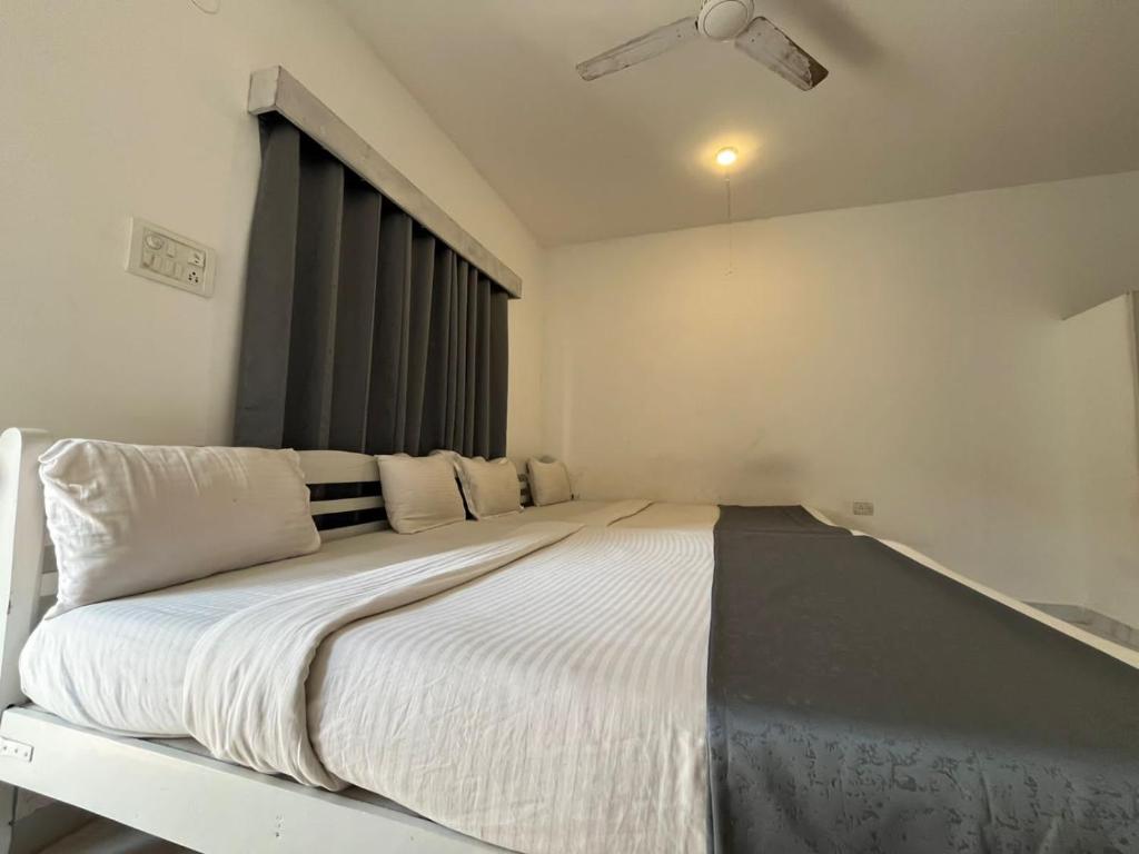Postel nebo postele na pokoji v ubytování Mehar Rooms