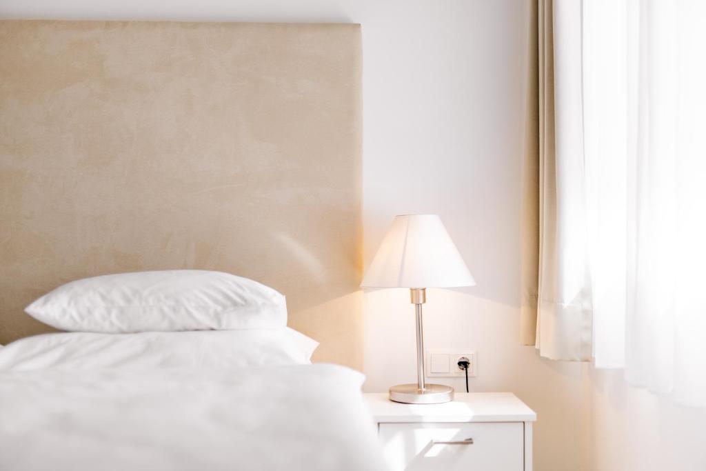 Postel nebo postele na pokoji v ubytování Seehotel Dr. Jilly