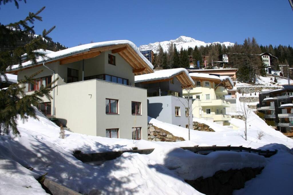 Nespecifikovaný výhled na hory nebo výhled na hory při pohledu z penzionu