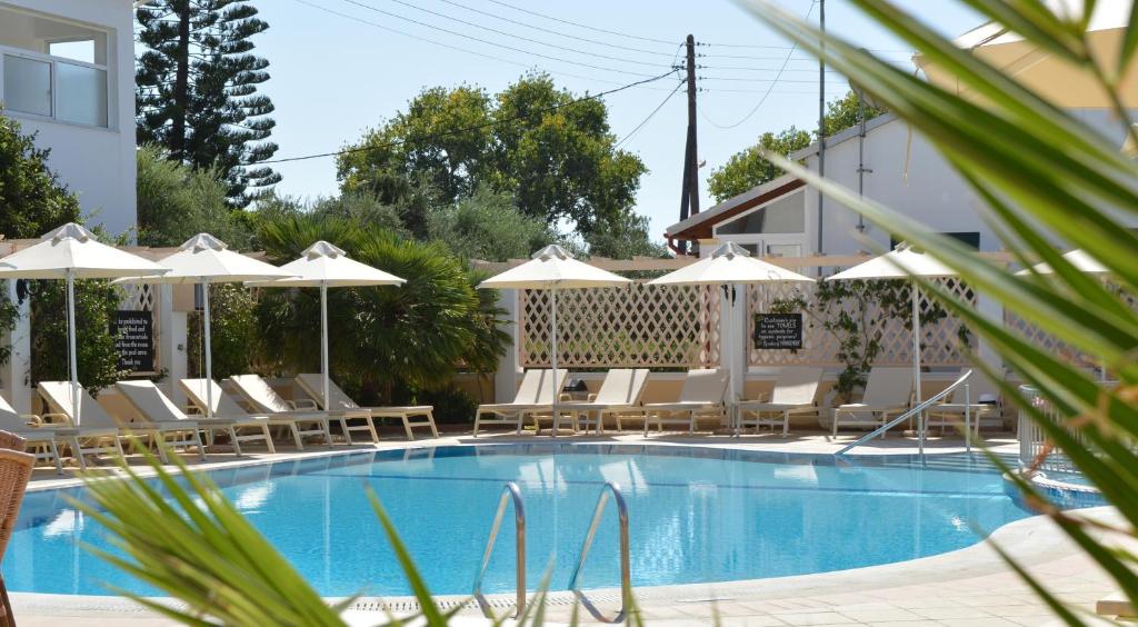 Bazén v ubytování Metaxa Apartments nebo v jeho okolí