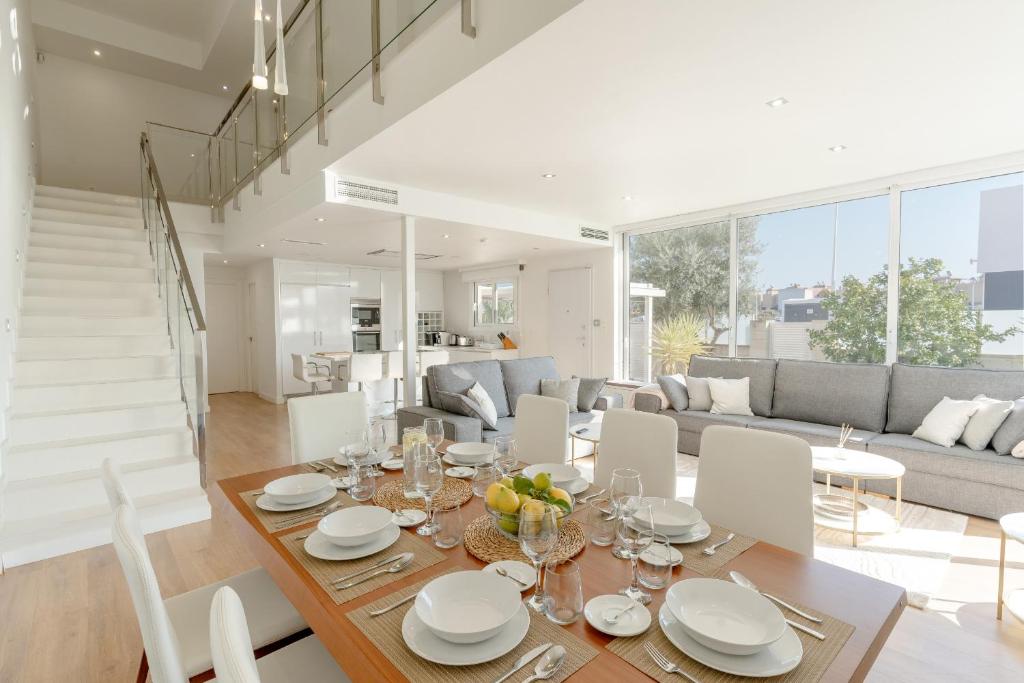 Un comedor y una sala de estar con mesa y sillas. en Villa Oasis del Sol Gran Alacant by United Renters, en Puerto Marino