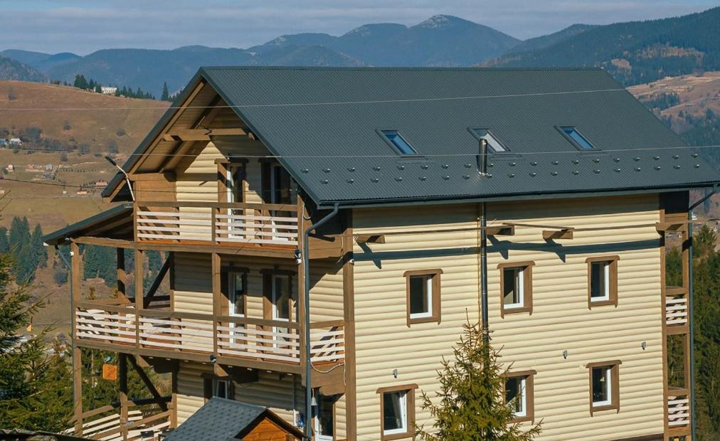Nespecifikovaný výhled na hory nebo výhled na hory při pohledu z hotelu