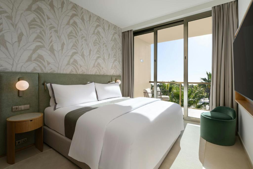 Кровать или кровати в номере The Westin Salgados Beach Resort, Algarve