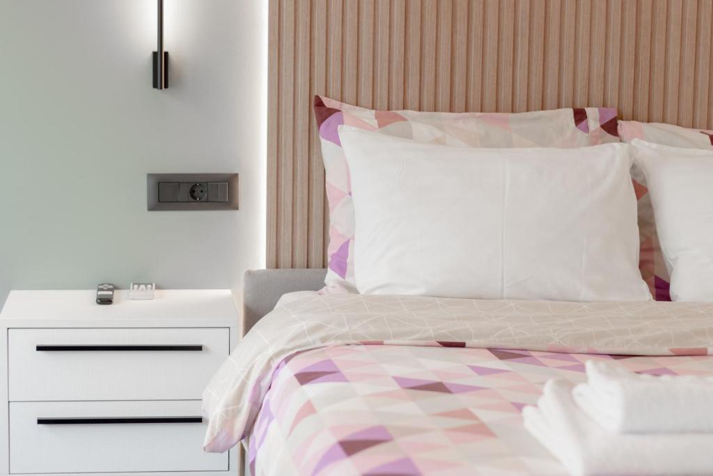 Postel nebo postele na pokoji v ubytování NAFPAKTOS-luxury suite