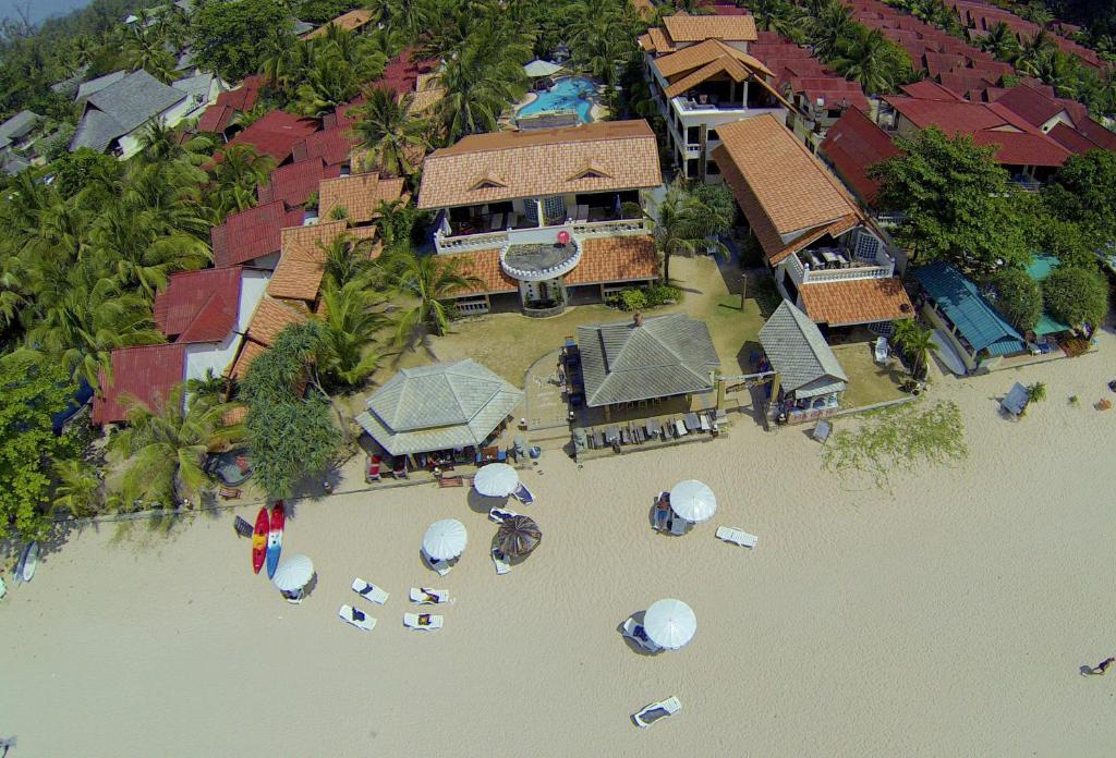 uma vista aérea de uma casa numa praia na água em Laguna Beach Club Resort em Ko Lanta