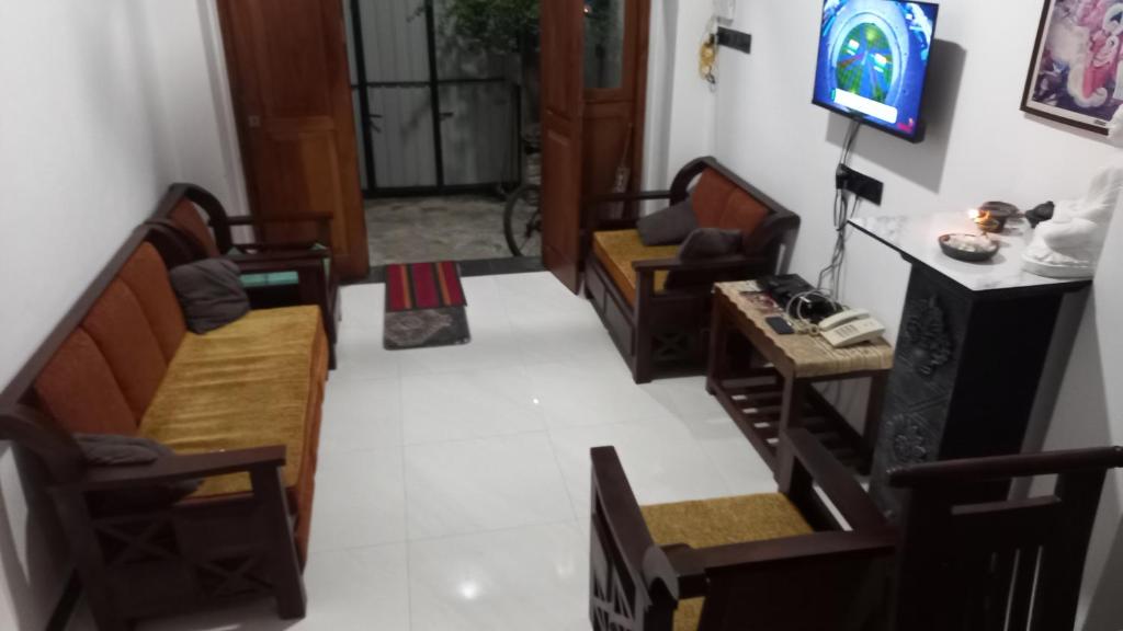 TV a/nebo společenská místnost v ubytování Mahesh Homestay