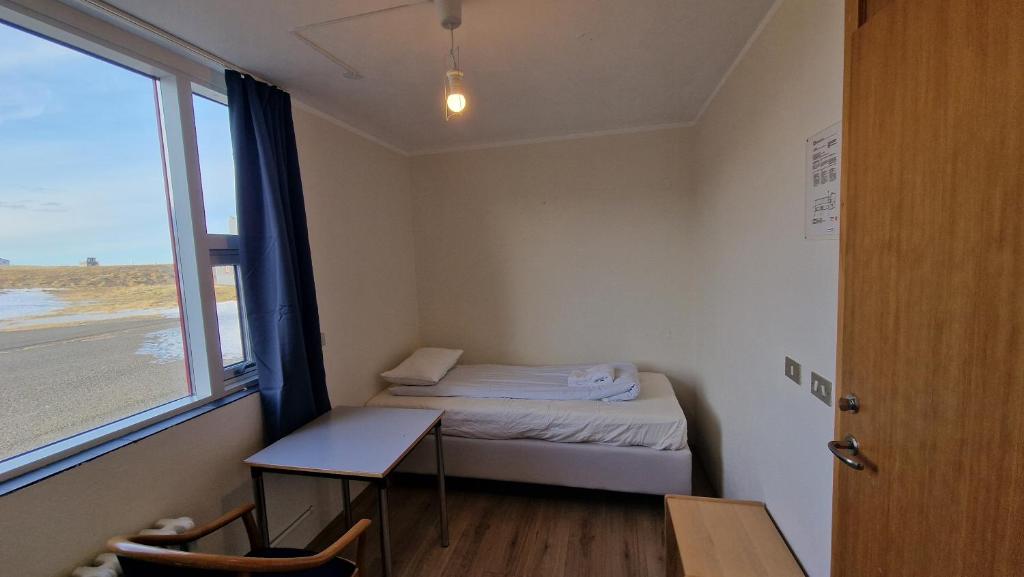 Rúm í herbergi á Hunavellir Guesthouse