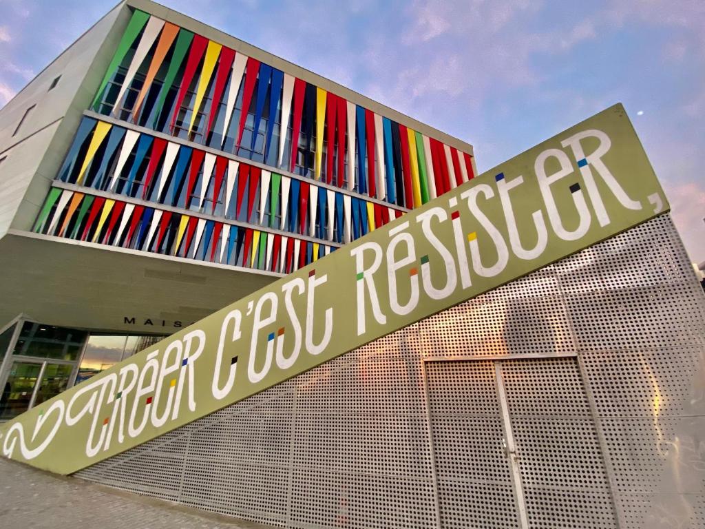 un bâtiment avec beaucoup de livres colorés dessus dans l'établissement Auberge de Jeunesse HI Lille, à Lille