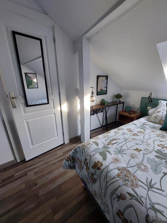 Letto o letti in una camera di Gite Au pommier fleuri et son "Appart" indépendant
