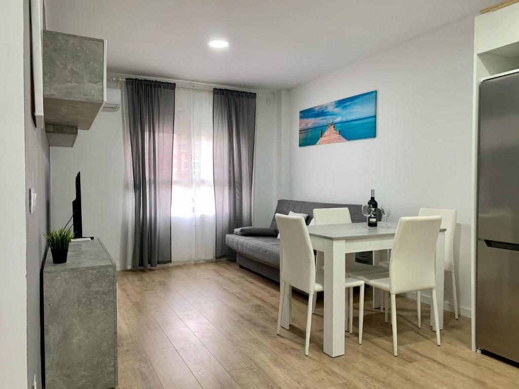 O zonă de relaxare la Amazing Romeo & Juliet Loft Canet den Berenguer