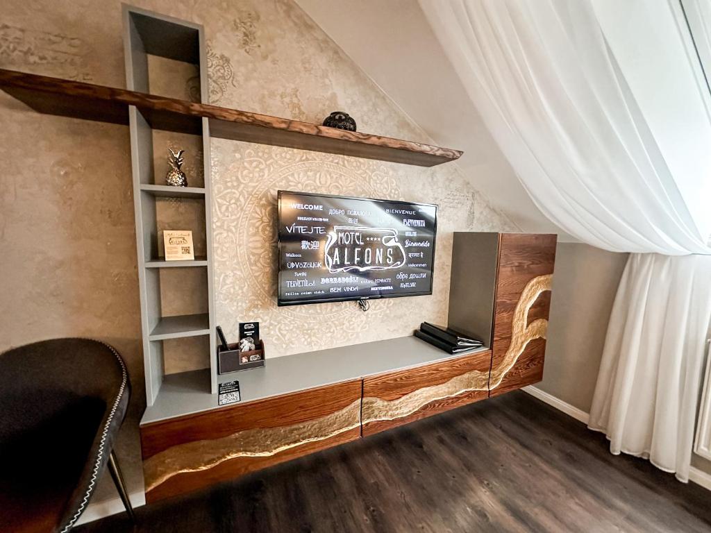TV a/nebo společenská místnost v ubytování Alfons Boutique Hotel