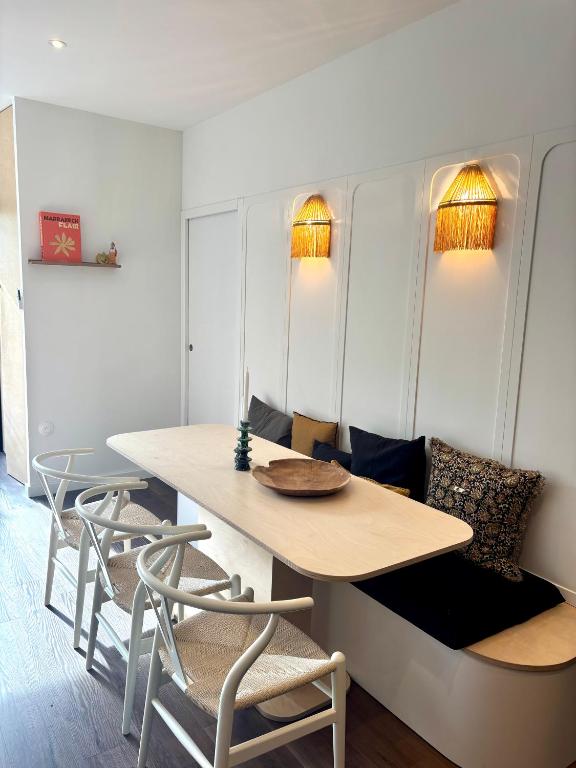 une salle à manger avec une table et des chaises dans l'établissement Duplex moderne 2 chambres entre mer et commerces !, à Wimereux