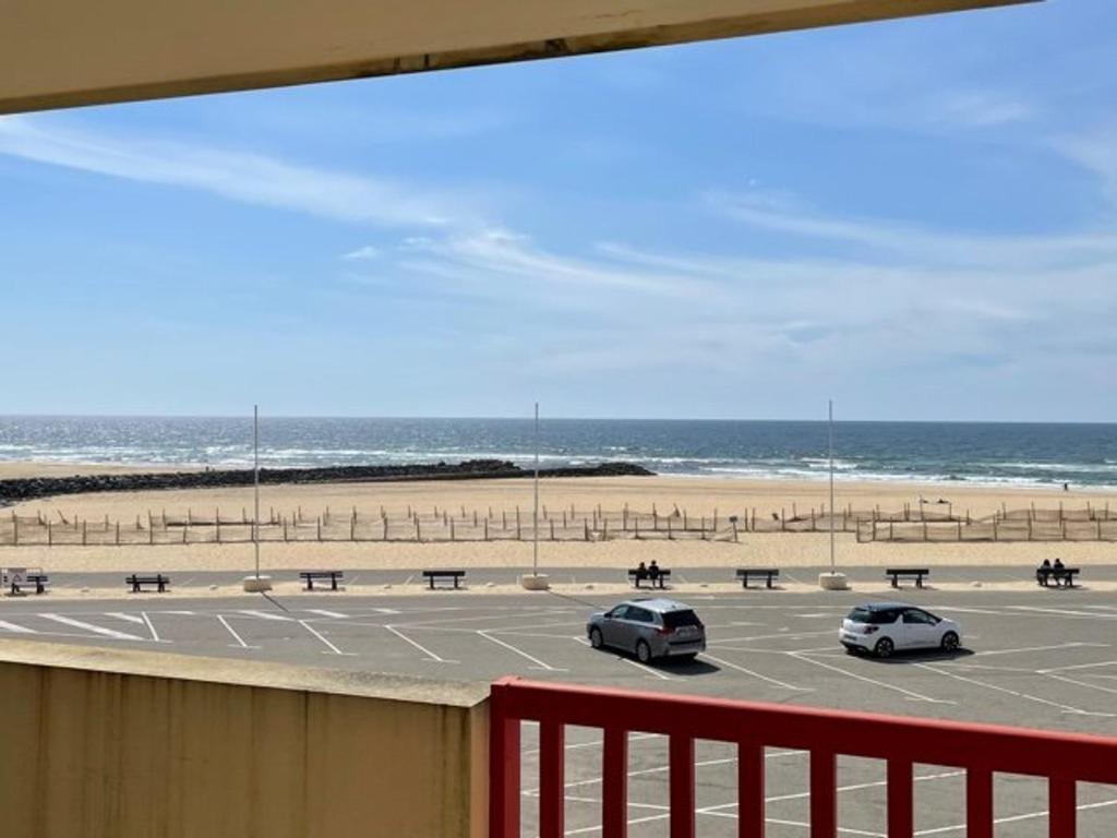 2 voitures garées dans un parking à côté de la plage dans l'établissement Appartement T2 avec terrasse et parking à Vieux-Boucau - FR-1-379-130, à Vieux-Boucau-les-Bains