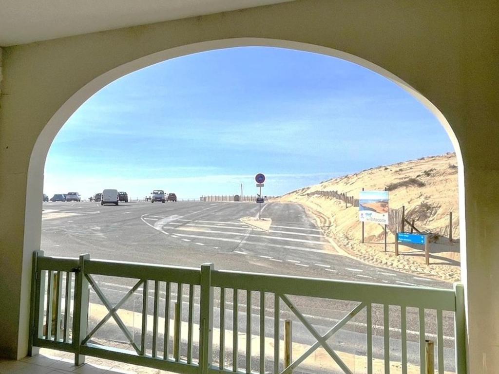 une arche sur une route avec des voitures sur la route dans l'établissement T2 cabine 6 pers, terrasse, parking, animaux acceptés - FR-1-379-141, à Vieux-Boucau-les-Bains