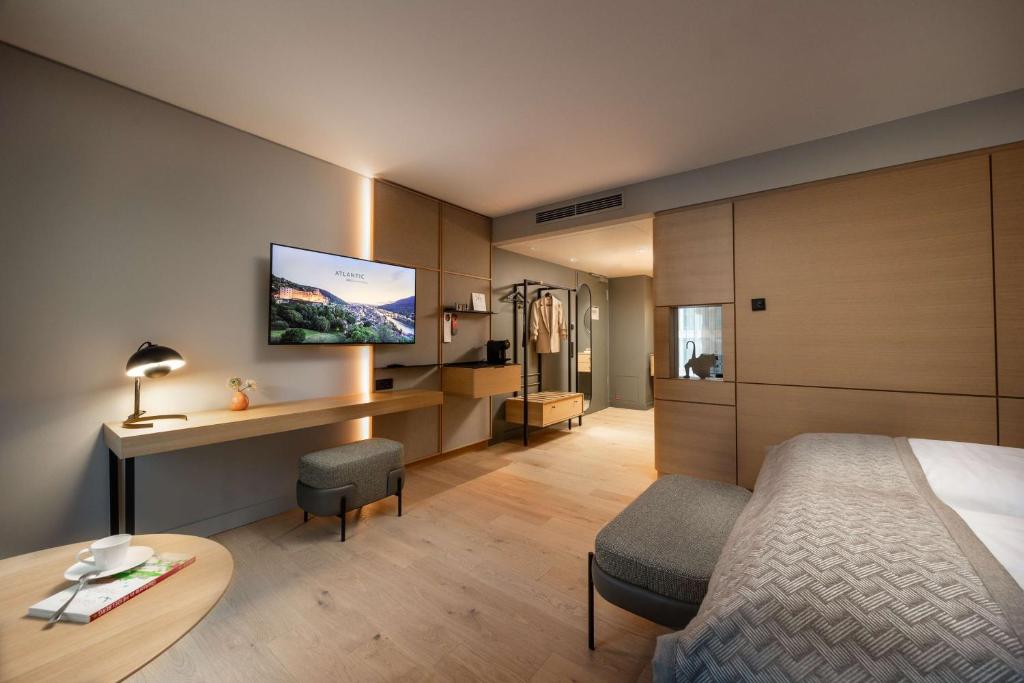 TV a/nebo společenská místnost v ubytování ATLANTIC Hotel Heidelberg