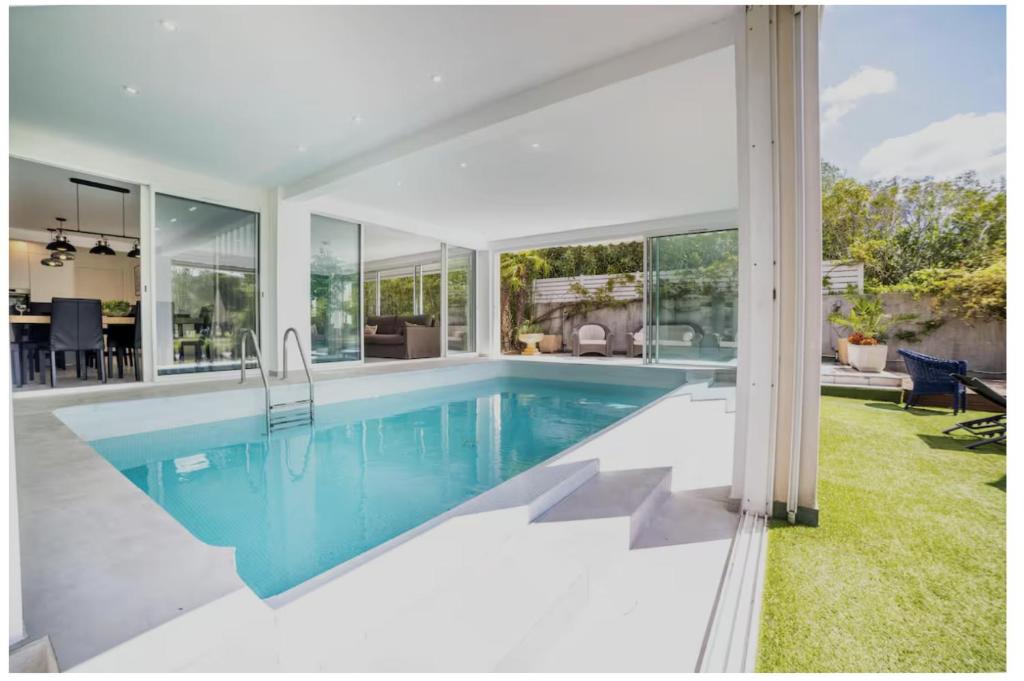 une piscine au milieu d'une maison dans l'établissement Logement de Prestige avec piscine Vue sur le Golf de la Grande Motte, à La Grande Motte