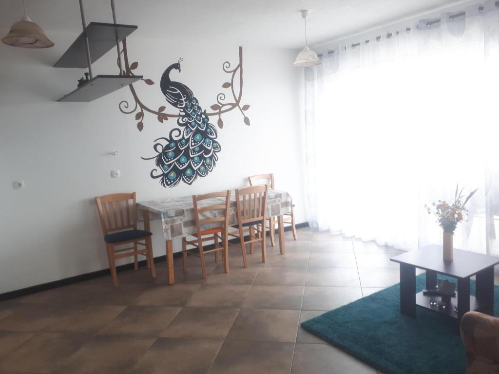 a dining room with a table and chairs at Ferienwohnung Mit Herrlicher Aussicht in Dobreć