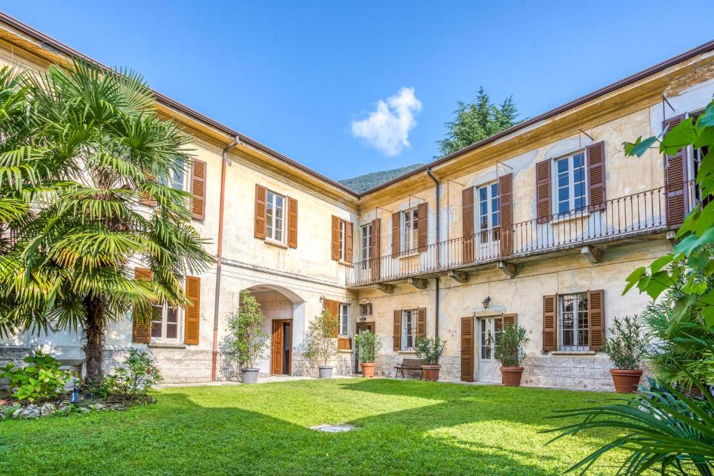 an exterior view of a large house with a yard at Ferienhaus Für 15 Personen In Cittiglio in Cittiglio