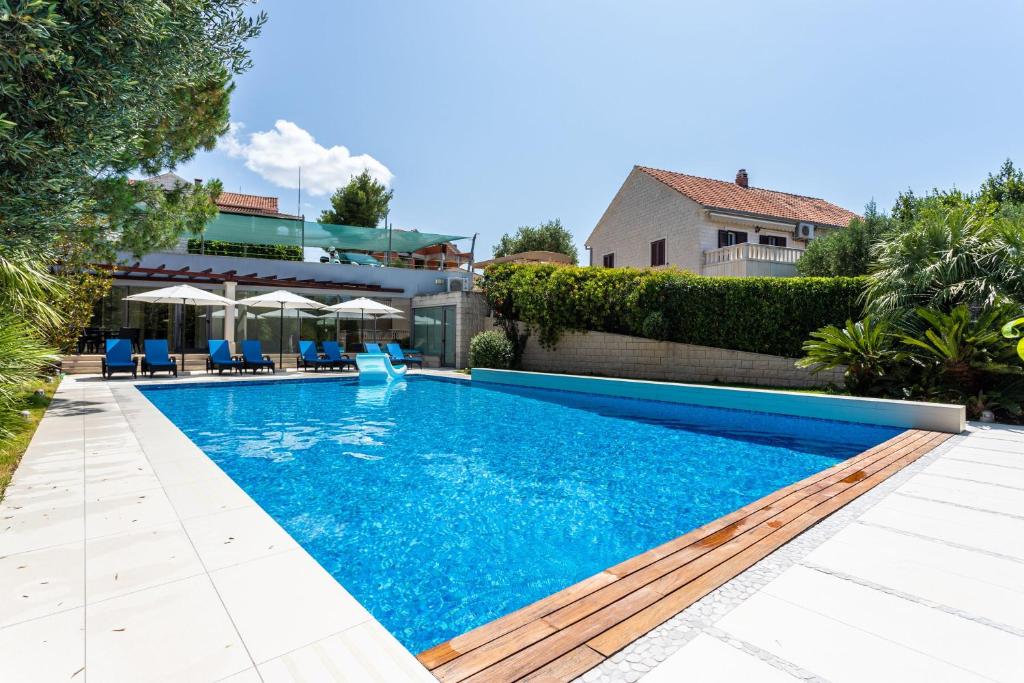 ein Pool mit blauem Wasser in einem Haus in der Unterkunft Helle Ferienwohnung im Erdgeschoss mit privater Terrasse - b57950 in Splitska