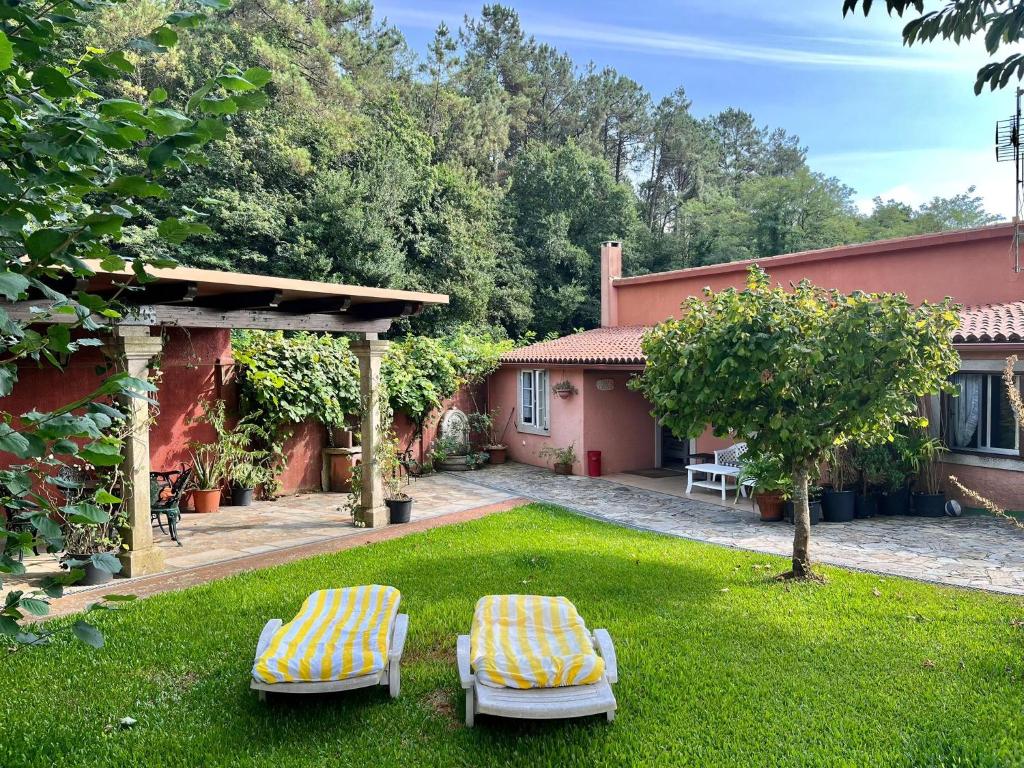 2 Liegestühle im Hof eines Hauses in der Unterkunft Ferienhaus für 3 Personen  1 Kind ca 70 qm in Brin, Galicien Binnenland von Galicien in Brion