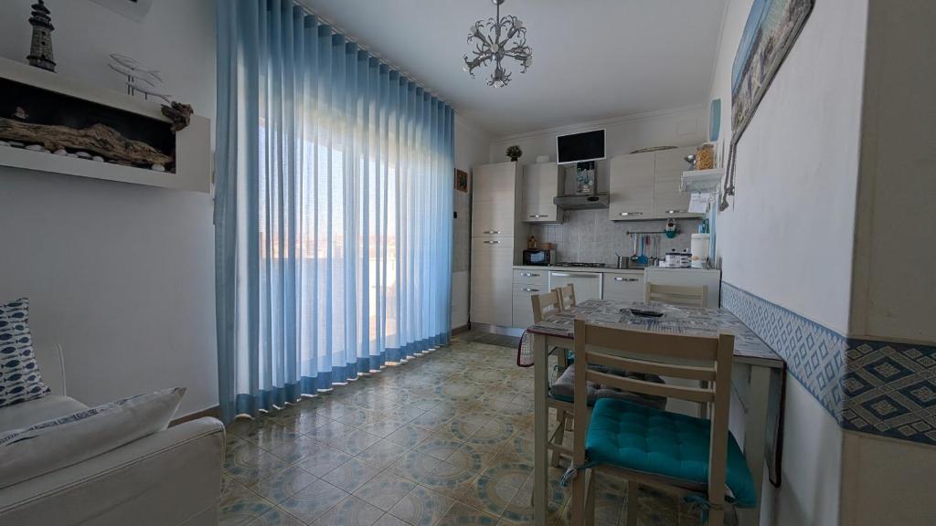 Kuchyňa alebo kuchynka v ubytovaní Casa a 20 metri dal mare!