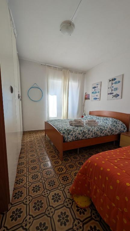 Posteľ alebo postele v izbe v ubytovaní Casa a 20 metri dal mare!