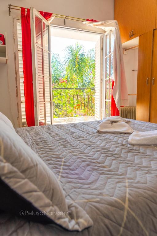 a large bed in a room with a large window at Posada Los Angeles de Talampaya in Villa Unión