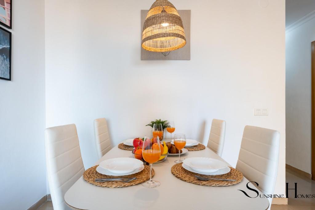 Posezení v ubytování Beachside Retreat with Private Terrace