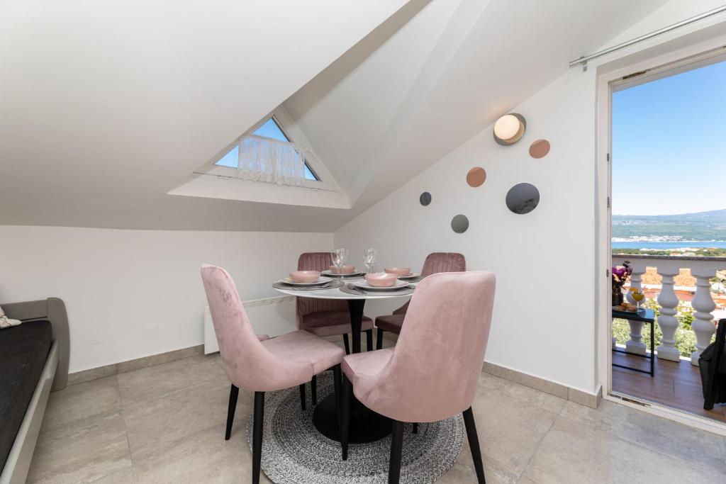 a dining room with a table and chairs and a window at Pension Tina Appartement 2 in Šilo