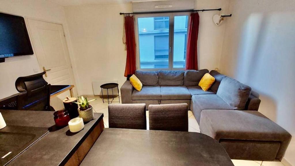 un salon avec un canapé et une table dans l'établissement Bachut by Yumē, à Lyon