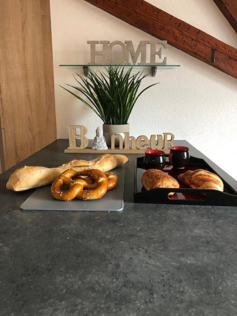 - une table avec différents types de pain dans l'établissement Duplex 4-6 pers Parking Jardin, à Obernai