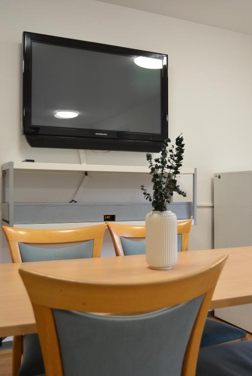 TV a/nebo společenská místnost v ubytování 1, 2, sleep Hostel Nürnberg Messe