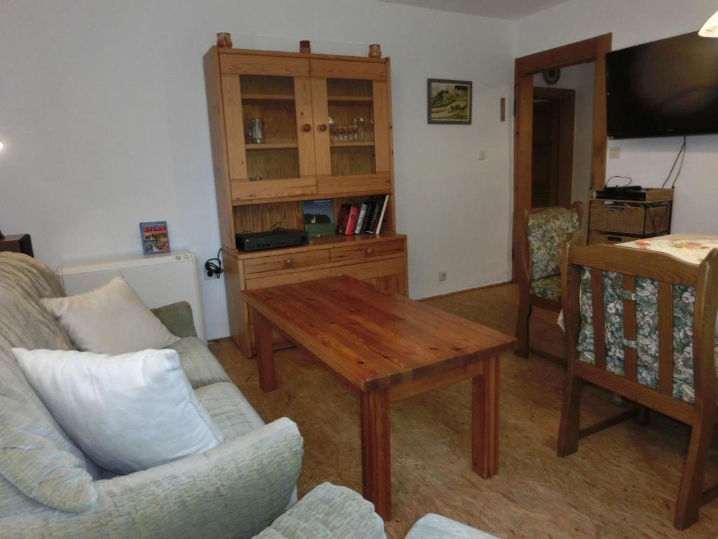 a living room with a couch and a table at Ferienwohnung Lauf in Lauf an der Pegnitz