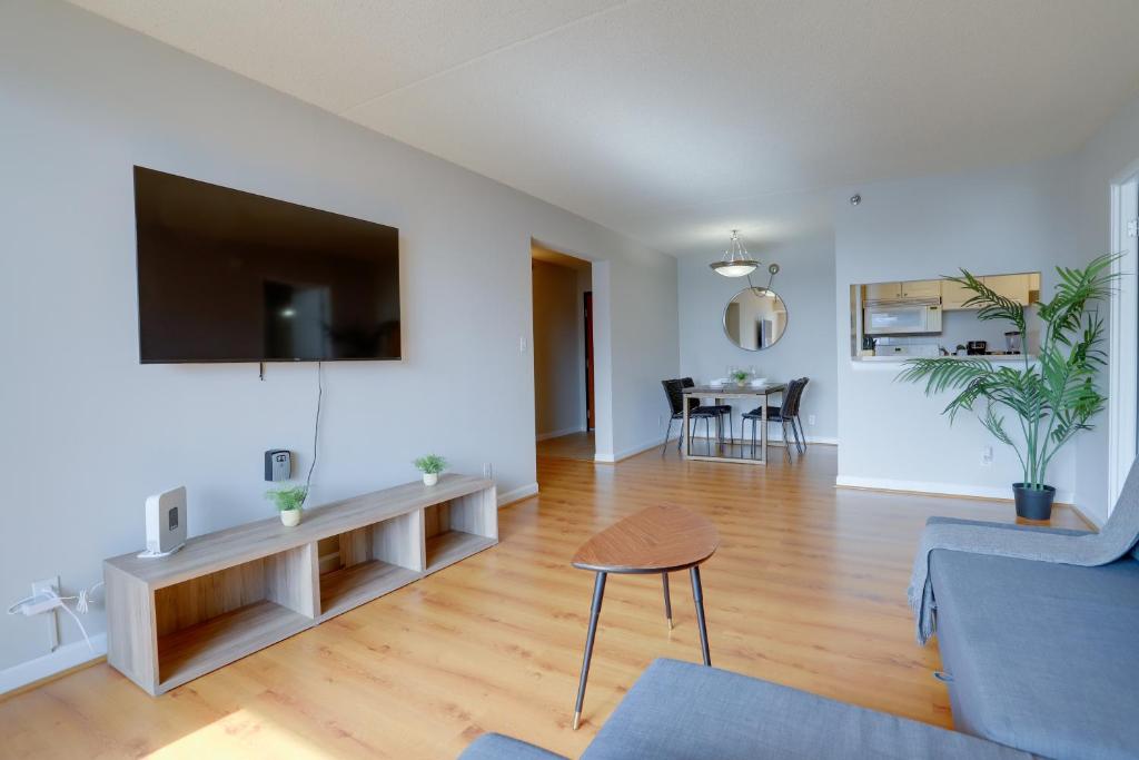 Televisyen dan/atau pusat hiburan di If You Want Relax This Apt is Perfect To Stay!