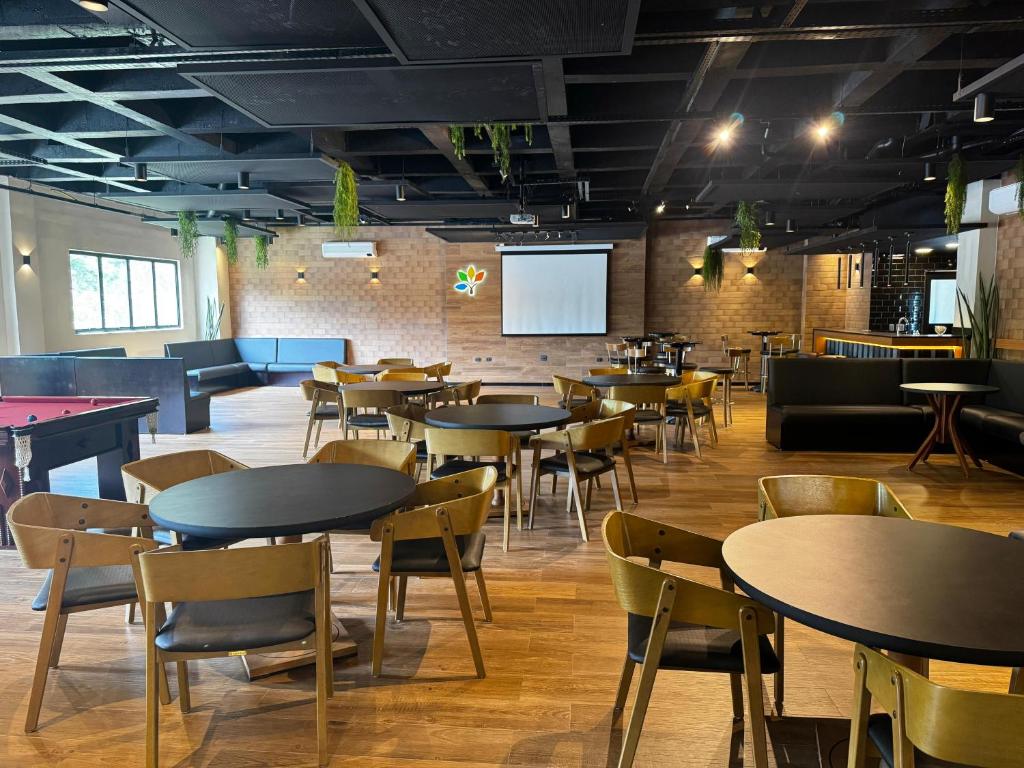 Um restaurante ou outro lugar para comer em Guararema Parque Hotel