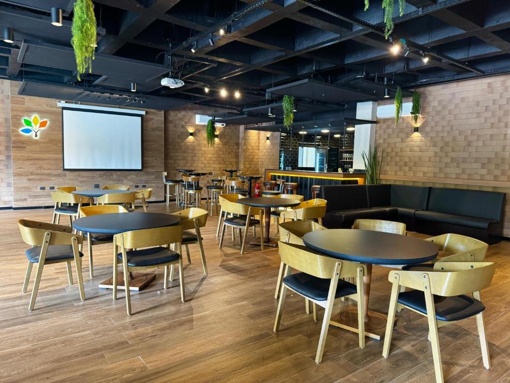 Um restaurante ou outro lugar para comer em Guararema Parque Hotel