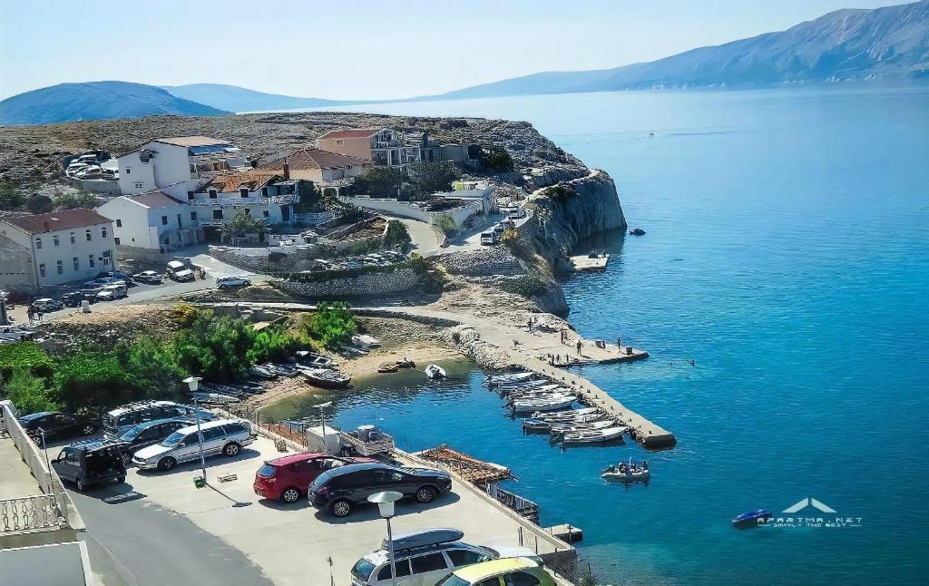 a group of cars parked on a beach next to the water at Ferienwohnung Für 2 Personen Ca 25 M Sup2 In Zubovici, Adriaküste Kroatien Kroatische Inseln in Zubovići