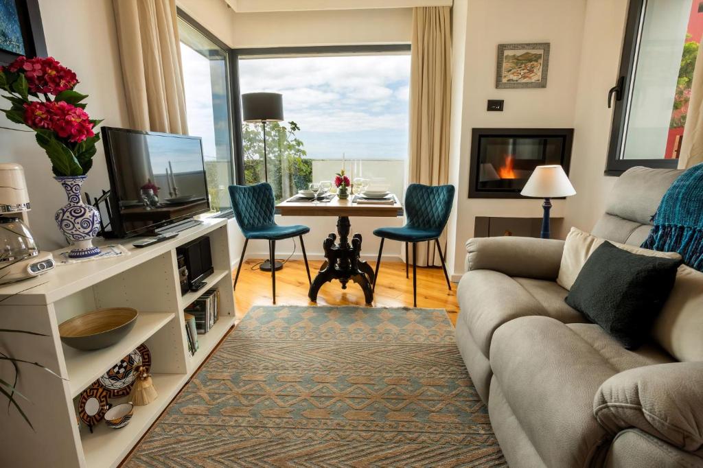 ein Wohnzimmer mit Sofa und Fernseher in der Unterkunft Ferienhaus für 2 Personen ca 43 qm in Algarvia, Azoren Sao Miguel in Algarvia