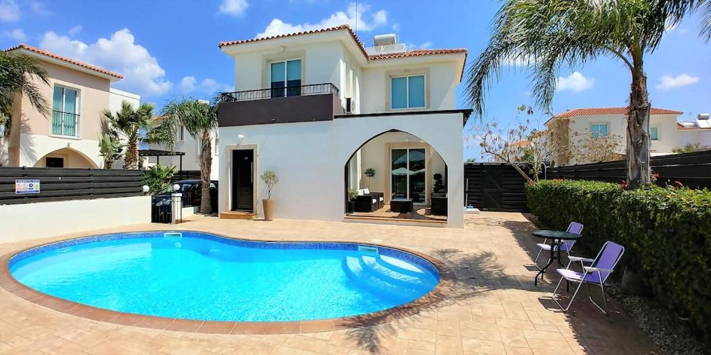 Oresti Villa with a pool
