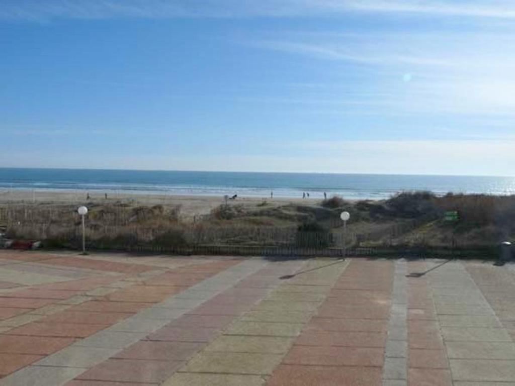 Photo de la galerie de l'établissement Appartement T2 Cabine - Quartier Animé, Vue Mer, Parking Privé - FR-1-328-260, à La Grande Motte