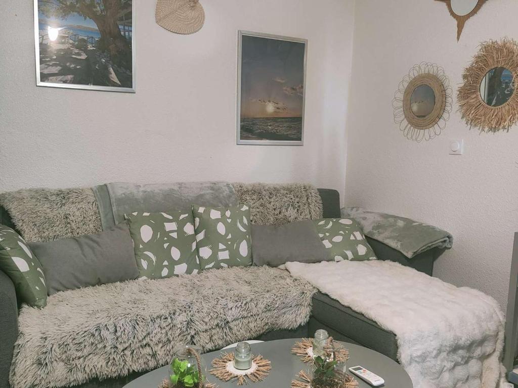 un salon avec un canapé et une table dans l'établissement Studio cabine climatisé avec wifi, piscine et parking à Coudalère - FR-1-195-112, au Barcarès