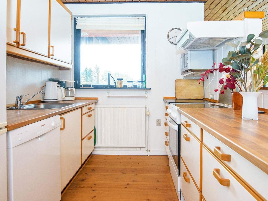 Kuchyň nebo kuchyňský kout v ubytování 8 person holiday home in Struer-By Traum