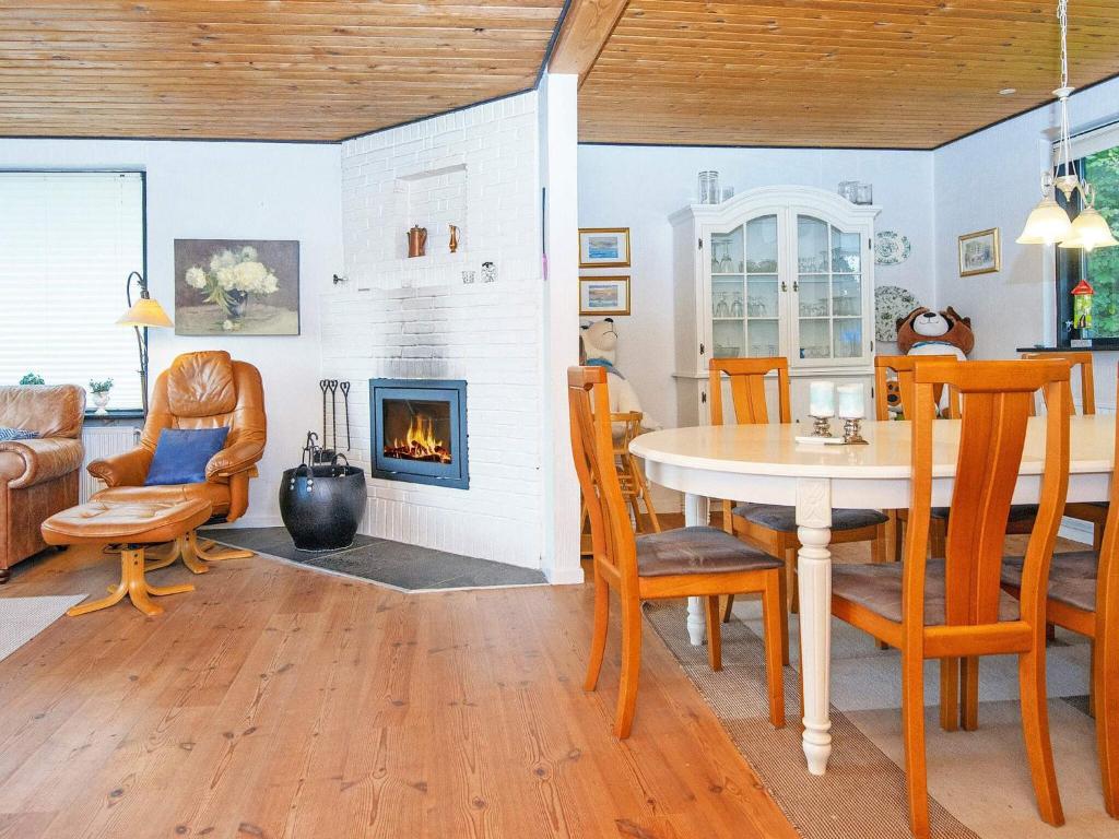 Posezení v ubytování 8 person holiday home in Struer-By Traum