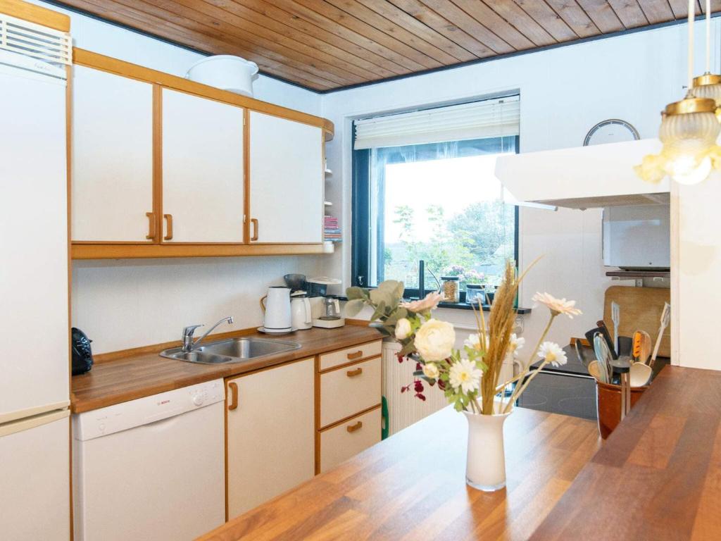 Kuchyň nebo kuchyňský kout v ubytování 8 person holiday home in Struer-By Traum