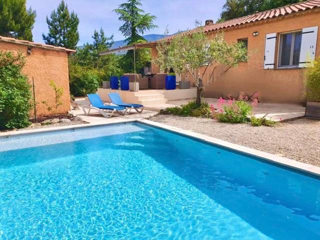 une piscine bleue devant une maison dans l'établissement Chez Mylène et Jean, à Bédoin