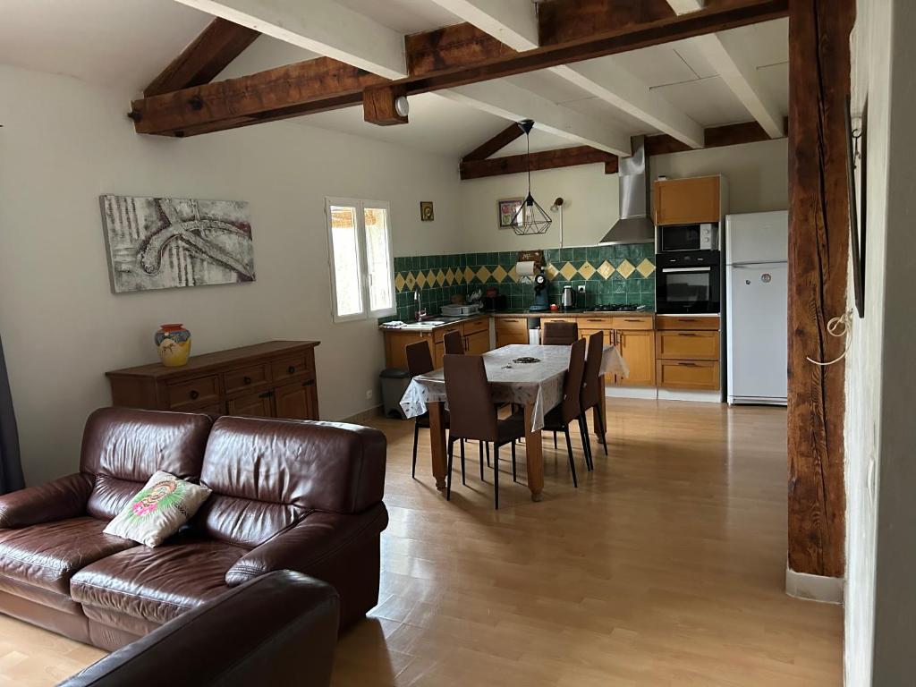un salon avec un canapé et une table et une cuisine dans l'établissement Vistetta, à Narbonne