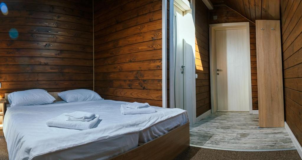 Postel nebo postele na pokoji v ubytování Готель Еко-Міївка