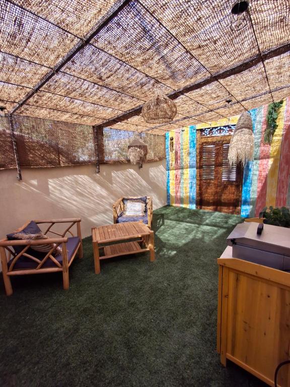 Cette chambre comprend une tente avec deux chaises et une table. dans l'établissement Votre location tout confort, à Lançon-Provence